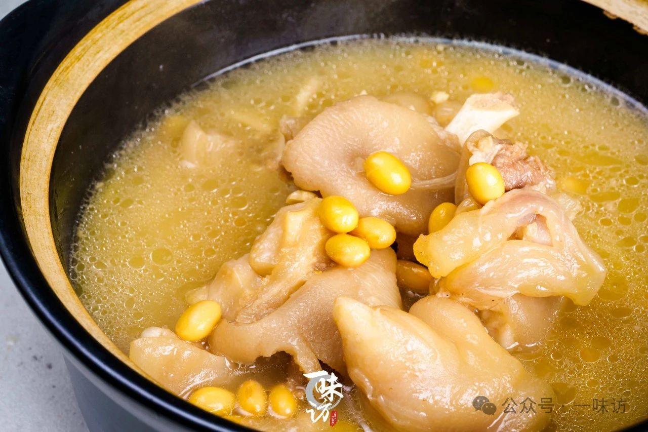 黄豆炖猪蹄，汤好喝，猪蹄更好吃！